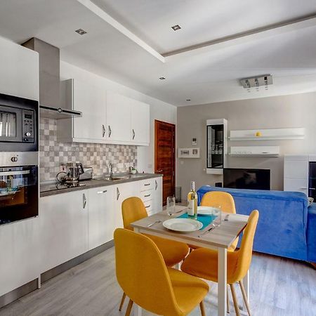 Modern Apartment Just Off The Promenade Слима Экстерьер фото