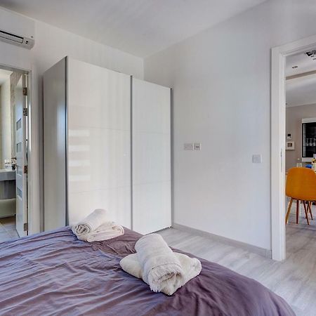 Modern Apartment Just Off The Promenade Слима Экстерьер фото