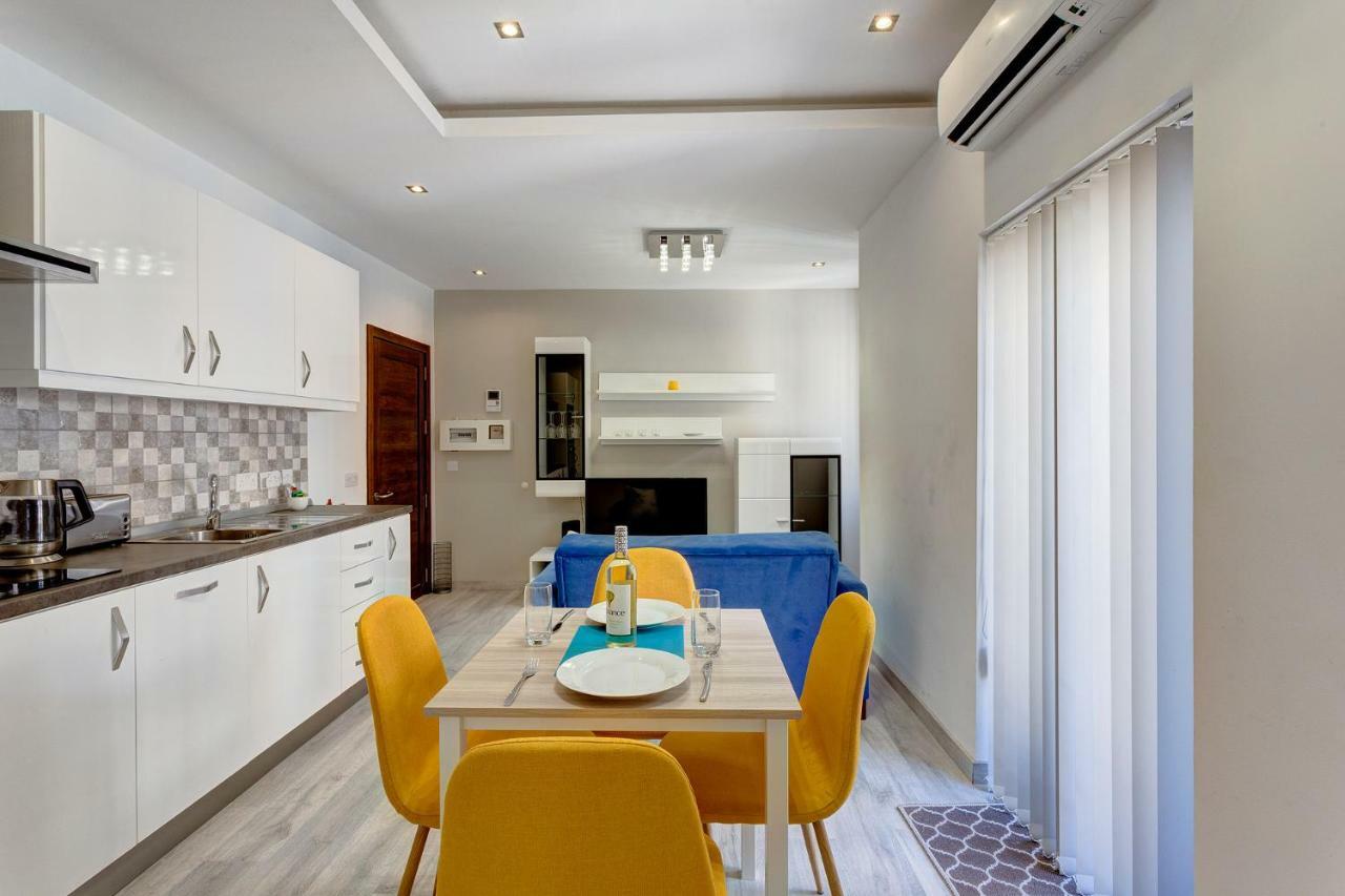 Modern Apartment Just Off The Promenade Слима Экстерьер фото
