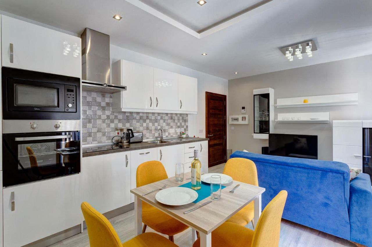 Modern Apartment Just Off The Promenade Слима Экстерьер фото