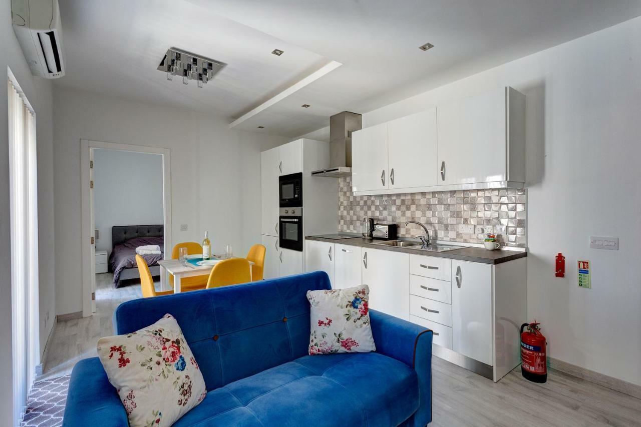 Modern Apartment Just Off The Promenade Слима Экстерьер фото