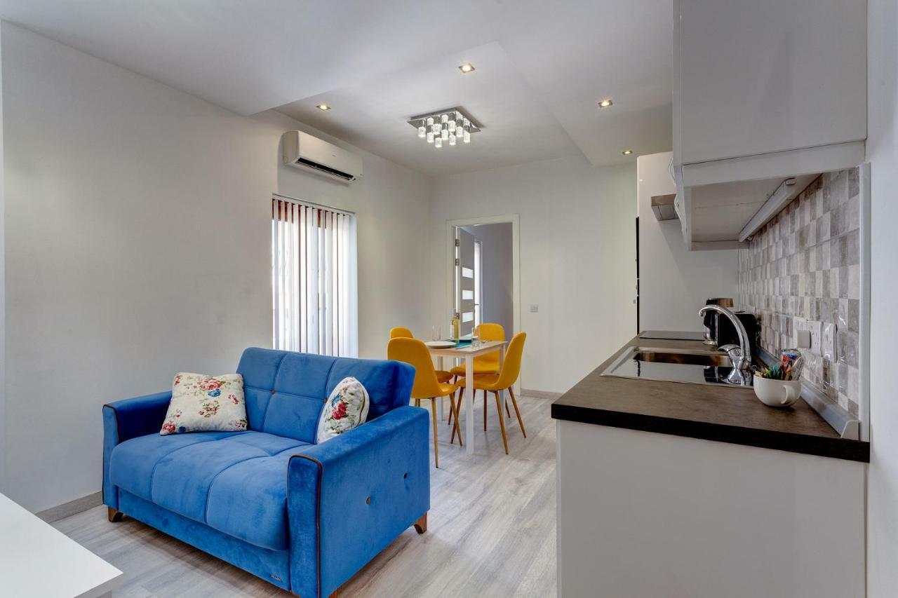 Modern Apartment Just Off The Promenade Слима Экстерьер фото