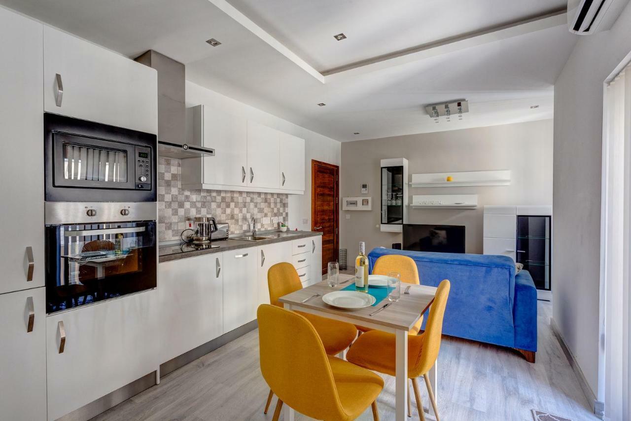 Modern Apartment Just Off The Promenade Слима Экстерьер фото